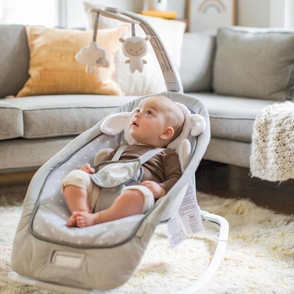 Шезлонг-гойдалка Ingenuity Cuddle Lamb з вібрацією та мелодіями W25-ED8919 фото